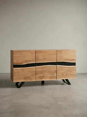 Frontale Ansicht des 148cm breiten Sideboards aus massiver Akazie. Drei grifflose Türen mit Magnetstopper, organisches Baumkanten-Design und stabile schwarze Metallkufen._#sku_BARWL5.194#
