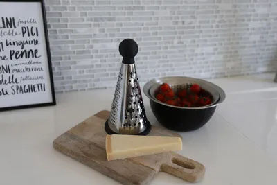 Image de Râpe de cuisine ronde en acier inoxydable noire Râpe universelle Râpe à fromage Râpe à légumes