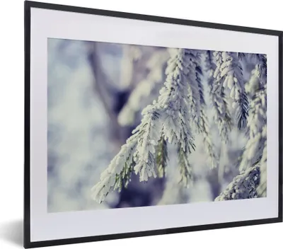 Produktbild von MuchoWow® Gerahmtes Poster Winter - Tannenbaum - Schnee - Ländlich 40x30 cm - Poster mit Schwarzem Bilderrahmen Wandposter Rahmen Foto Bilder - Bilderrahmen - Poster im Rahmen