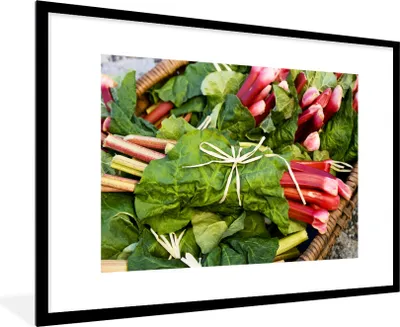 Produktbild von MuchoWow® Gerahmtes Poster Nahaufnahme von Rhabarbersträußen in einem Korb 90x60 cm - Poster mit Schwarzem Bilderrahmen Wandposter Rahmen Foto Bilder - Wanddekoration - Fotos