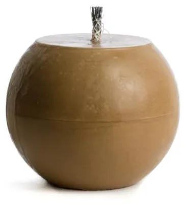 Imagen del producto de Rustik Lys: Vela para exteriores en forma de esfera – Color caramelo – Diámetro 15 cm – 1 unidad