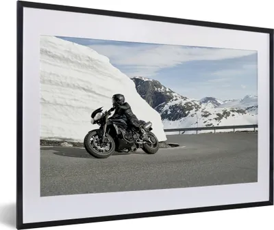 Produktbild von MuchoWow® MuchoWow® Gerahmtes Poster Ein Motorrad in den verschneiten Bergen 60x40 cm - Poster mit zchwarzem Bilderrahmen - Schlafzimmer - Plakat in Rahmen - Drucken