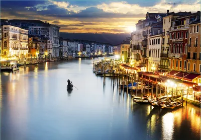 Produktbild von Wallario Fototapete Vliestapete, seidenmatte Oberfläche, einfache Verarbeitung, Größe 200 x 140 cm, Motiv Canal Grande in Venedig am Abend mit untergehender Sonne