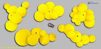 Klettergriffe Positive Bubblemaker XXL in leuchtendem Gelb; fünf verschiedene Formen auf grauem Hintergrund; inklusive eines Karabiners.