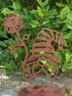 Produktbild von Edelrost Gartenwichtel Floris, mit Blume