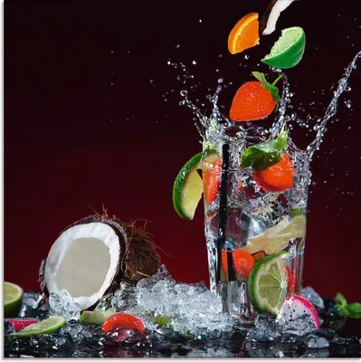 Produktbild von Lukas Gojda: Frischer Fruchtcocktail in spritzender Momentaufnahme - Glasbild, Größe:30x30 cm / Glasbild