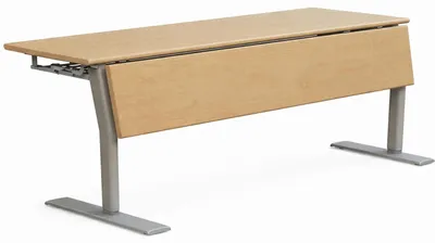 Image de Bureau doté d'un élégant plateau en bois et de pieds robustes en métal