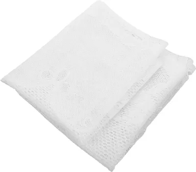 Productafbeelding van Witte keuken gordijnen, halfverduisterend, van polyester met een kantrand met schelpmotief, geschikt voor deurkozijnen en ramen. Elegante, Scandinavische gordijnen. Veelzijdig en gemakkelijk te onderhouden