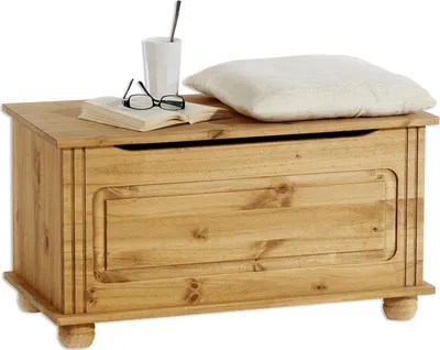 Produktbild von IDIMEX Sitztruhe BRISTOL, Kiefer massiv, Landhausstil, gebeizt/gewachst, Klemmschutz, Außen: 85x45x43 cm (BxHxT), Innen: 76.5x35.5x37.5 cm (BxHxT), Garderobenbank, Aufbewahrung für Decken/Kissen/Spielzeug, 4 Kugelfüße, Verzierungen Vorderfront, nachhaltige Forstwirtschaft