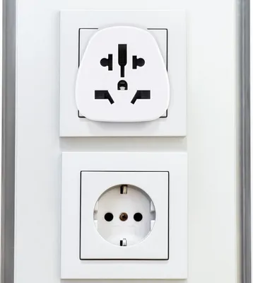 Produktbild von kwmobile 2x Reiseadapter UK auf DE Schuko - Typ F Deutschland Steckdose Reise Adapter Set für Typ G Stecker - Reisestecker Stromadapter in Weiß