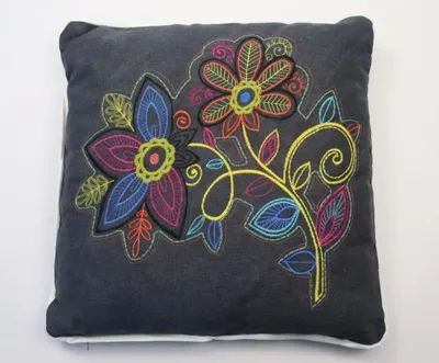 Produktbild von Madison Sierkussen 50x50 cm Emborderie Blume grau