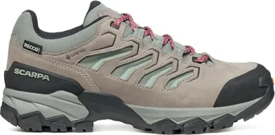 Moraine GTX Wmn Trailhiking-Schuh von Scarpa in hellgrau mit pinken Schnürsenkeln und grauen Akzenten.
