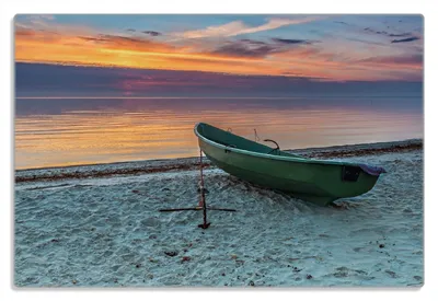 Produktbild von Wallario Frühstücksbrettchen aus Glas 20 x 30 cm mit rutschfesten Füßen, Motiv Einsames Fischerboot mit Anker am Strand