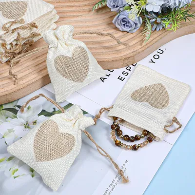Produktbild von 14 Jute Beutel, kleine Säckchen zum Befüllen 8 × 10 cm mit Kordelzug, Geschenktaschen mit Herz für Hochzeit, Weihnachten und Partys (Weiß)
