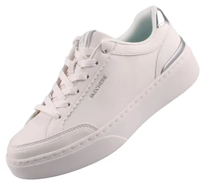 Das Bild zeigt einen weißen Freizeitschuh mit einer einfachen und eleganten Optik. Der Schuh ist von der linken Seite zu sehen und hat eine weiße Sohle.