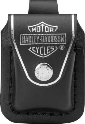 Obrázek produktu pro Přírodní kožené pouzdro ZIPPO® Harley Davidson s poutkem, černé se stříbrným zdobením, kód ZIPPO: 60001255