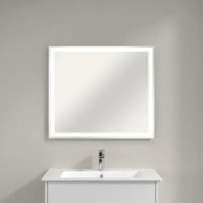 Productafbeelding van Villeroy & Boch Finero badspiegel met een rondom geplaatst LED-lichtstrip, afmetingen 80 x 70 cm