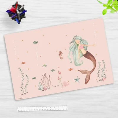 Produktbild von Abwaschbare Meerjungfrau Schreibtischunterlage - Rosa Meer - Premium Vinyl - 60 x 40 cm - Hergestellt in Deutschland