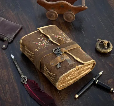 Produktbild von Vintage Leder Tagebuch mit Lebensbaum-Herz | Ungelinierte Notizbuch für kreative Schreibarbeiten und Skizzen | Tragbares Geschenk für ihn und sie