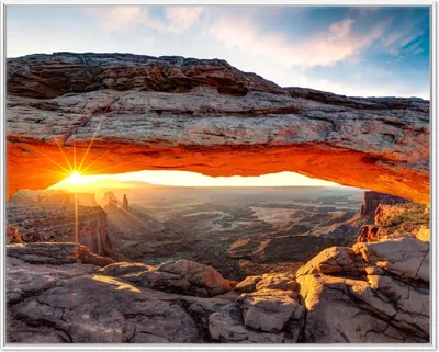 Produktbild von Wallario Wandbild Sonnenstrahl am Horizont  Leuchtende Felsspalte, Größe: 40,30 x 50,30 cm, Poster mit weißem Aluminiumrahmen