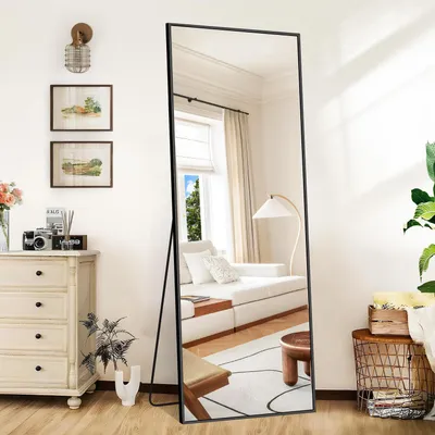 Zdjęcie produktu dla Lustro stojące, pełne, o wymiarach 161 x 52 cm, z ramą aluminiową w kolorze czarnym. Możliwość ustawienia na podłodze, opierania o ścianę lub zawieszenia