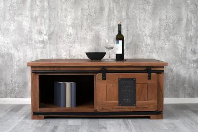Produktbild von Couchtisch Libro, Akazienholz massiv + nussbaumfarben, Sofatisch mit Holzschiebetür & 3 offenen Fächern, Türelemente & Reling aus Eisen, 110 x 45 x 70 cm