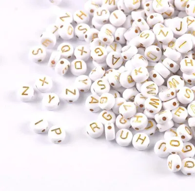 Immagine prodotto di Perline con lettere, 1000 pezzi, 4x7 mm, bianche con oro, rotonde, mix di lettere