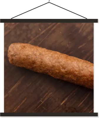 Produktbild von MuchoWow® Textilposter Ein leckerer Frikandel auf einem hölzernen Hintergrund 90x90 cm mit schwarzem Rahmen - Magnetisches