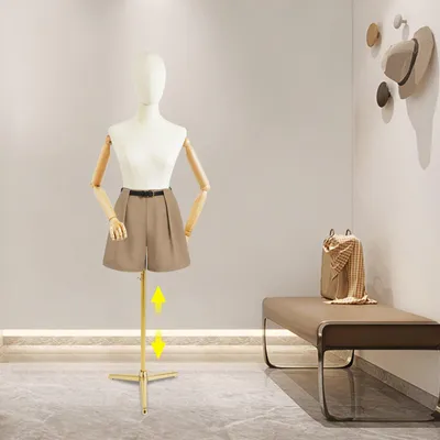 Image de Mannequin féminin ajustable, avec base triangulaire et design élégant