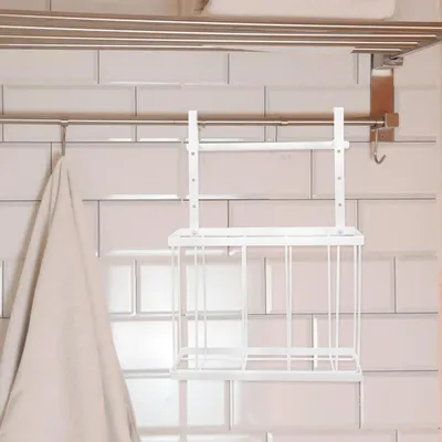 Produktbild von Weißer Türkorb aus Eisen mit Handtuchstange für Bad und Küche, moderne Wandmontage mit robuster Ablage, leicht zu reinigen und flexibel im Schrank einsetzbar