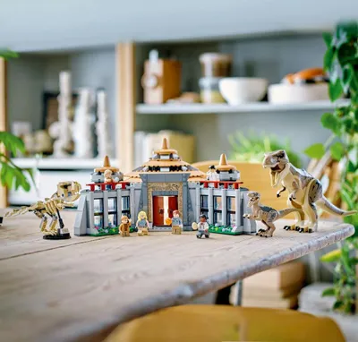 Zdjęcie produktu dla LEGO Jurassic Park Centrum dla odwiedzających: atak tyranozaura i raptora, 2 ruchome figurki dinozaurów, szkielet T-rexa i 6 minifigurek, zabawka dla 12-latka, pomysł na prezent dla nastolatka, 76961