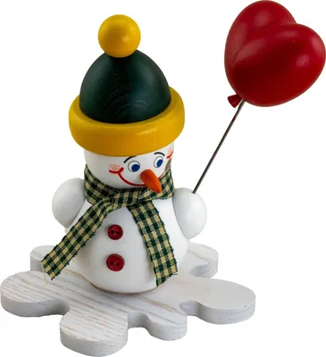 Ein fröhlicher Schneemann mit einem grünen Hut und einem karierten Schal hält einen roten Herzluftballon in der Hand und steht auf einer weißen Schneeflockenbasis