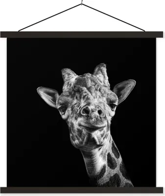 Produktbild von MuchoWow® Textilposter Giraffe vor schwarzem Hintergrund in schwarz und weiß 60x60 cm mit schwarzem Rahmen - Posteraufhänger