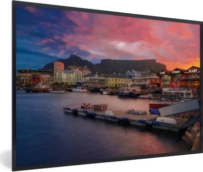 Produktbild von MuchoWow® Gerahmtes Poster Feuriger Sonnenuntergang hinter dem Tafelberg und über Kapstadt 90x60 cm - Poster mit Schwarzem Bilderrahmen Wandposter Rahmen Foto Bilder - Fotorahmen - Foto-Plakat