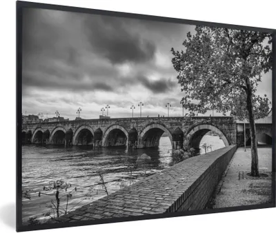 Produktbild von MuchoWow® MuchoWow® Gerahmtes Poster Brücke - Maastricht - Schwarz - Weiß 60x40 cm - Poster mit zchwarzem Bilderrahmen - Printing - Wanddeko Schlafzimmer