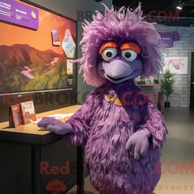 Produktbild von Maskottchenfigur REDBROKOLY eines lila Emus mit Strampler und Haarspangen