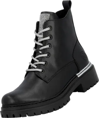 Das Bild zeigt einen schwarzen Stiefel in einer seitlichen Ansicht. Der Stiefel hat eine glatte Oberfläche und eine hohe Schafthöhe.