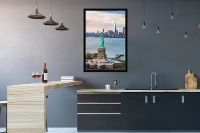 Produktbild von MuchoWow® MuchoWow® Gerahmtes Poster Freiheitsstatue mit der Skyline von New York 60x90 cm - Poster mit zchwarzem Bilderrahmen - Kunst