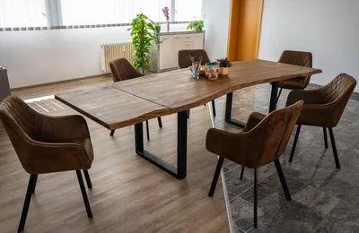 Produktbild von Baumkantentisch 220 (320) x 100 cm Barcelona, Akazienholz massiv & nougatfarben, Esstisch inkl. 2 Ansteckplatten 50 x 100 cm, echte Baumkante, U-Metallgestell in Schwarz