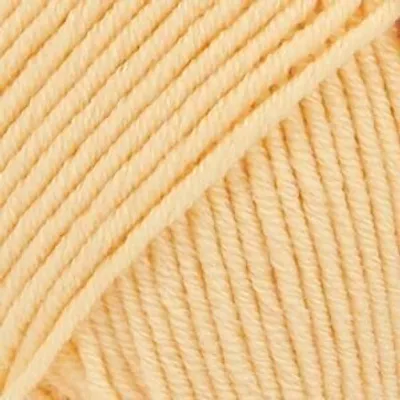 Zdjęcie produktu dla Drops Merino Extra Fine Uni Colour 24 Light Yellow Przędza dziewiarska