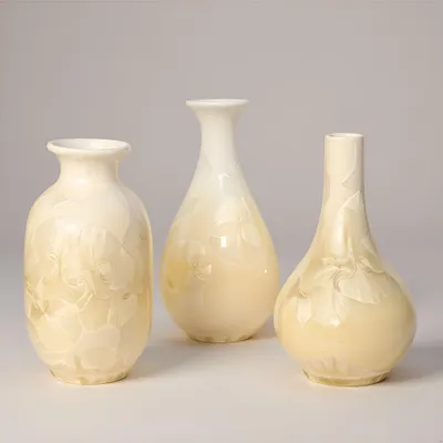 Zdjęcie produktu dla Zestaw trzech małych ceramicznych wazonów - idealny do dekoracji stołu