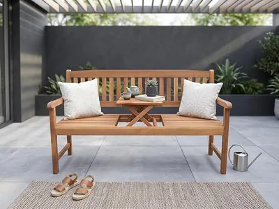 Imagen del producto de Banco de jardín para dos personas con mesa plegable, fabricado en madera de acacia, dimensiones: 153 x 57 x 88 cm
