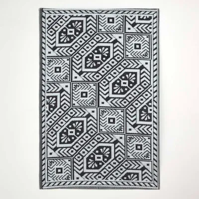 Immagine prodotto di Tappeto da esterno HOMESCAPES resistente alle intemperie, bianco e nero, 122x182 cm; tappeto da balcone con motivi geometrici; tappeto da giardino reversibile