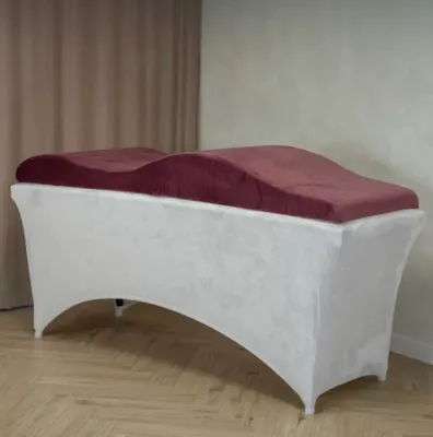 Produktbild von Wellen-Matratze (curved lash bed topper) mit Memory-Schaum und velours Bezug | Für Wimpernverlängerung, Kosmetikbehandlungen | 180x60 cm, dark-red