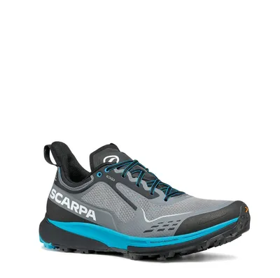 Trailrunning-Schuhe "Golden Gate Kima RT" von Scarpa in Grau und Schwarz mit blauen Akzenten.