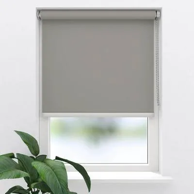 Obrázek produktu pro Zatemňovací roleta SOLUNA Colormatch sladěná V51 s tmavě béžovou zadní stranou 40x190 cm včetně držáků na rám okna a kovové spodní lišty