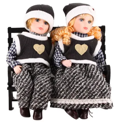 Image de Les enfants sont assis sur un banc, coiffés de bonnets noirs et blancs