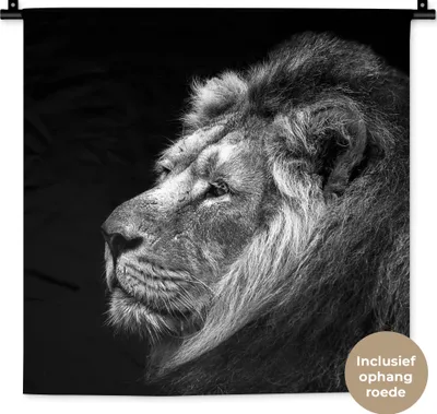 Produktbild von MuchoWow® Wandteppich Wandbehang Löwe vor schwarzem Hintergrund in schwarz und weiß 60x60 cm Tapisserie Dekoration Wandtuch - Dekorationen - Wand Decke