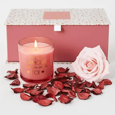 Produktbild von Luxus-Duftkerzen Geschenkbox – Inklusive bernsteinfarbener Duftkerze & dekorativer Rose mit natürlichem Lufterfrischer – Rosa