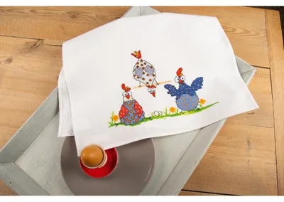 Produktbild von Vervaco Kreuzstich-Set mit dem Aufdruck „Verrückte Hühner auf Handtüchern“, 46 x 71 cm